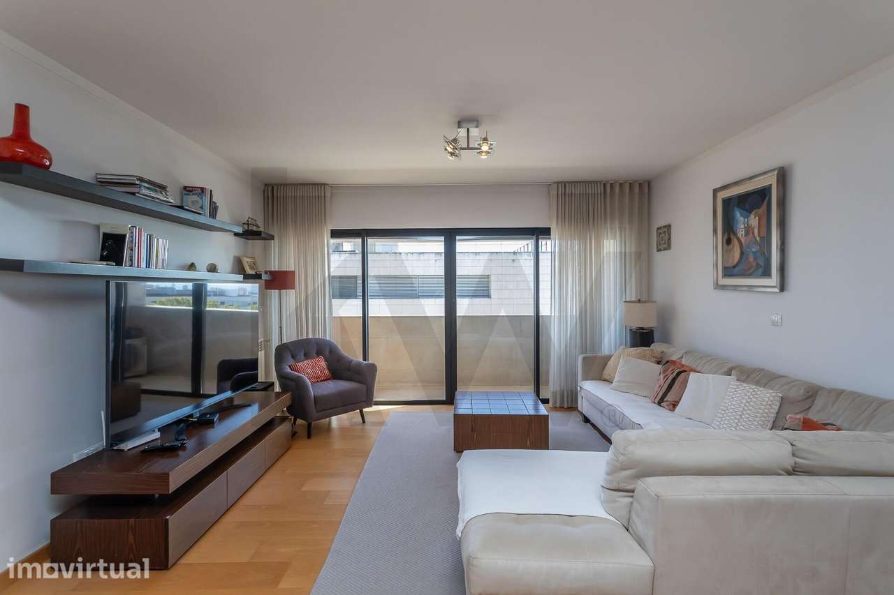 Apartamento T3 com Vista Rio em Algés, 3 Lugares de Estacionamento e A - Grande imagem: 3/49