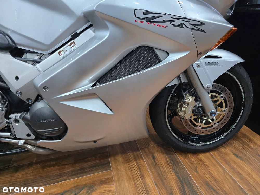 Honda VFR - 25