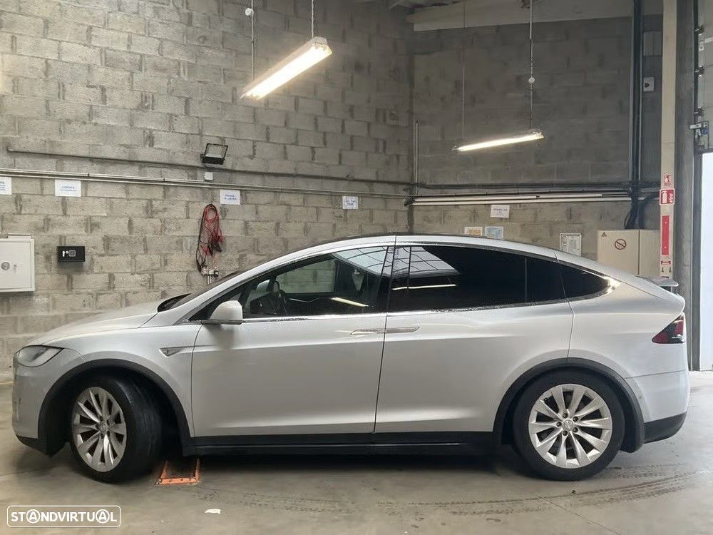Tesla Model X 90D - 5