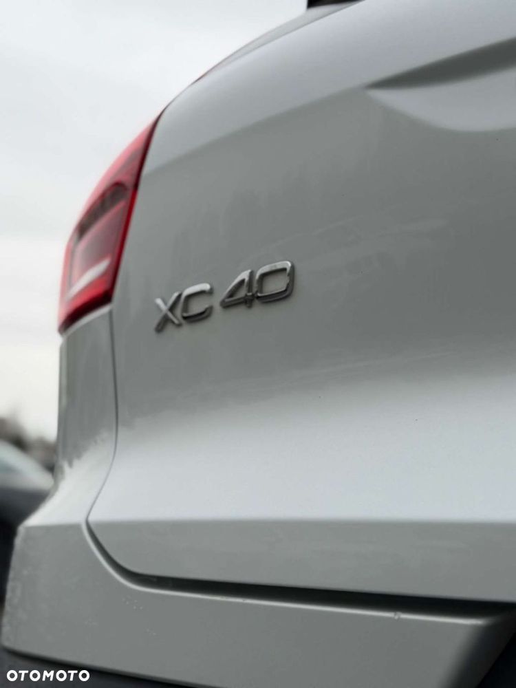 Volvo XC 40 D4 AWD R-Design (Intro Edition) - 11