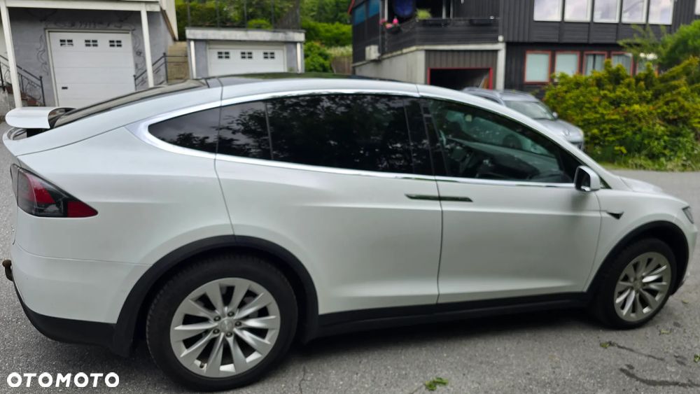 Tesla Model X - 4
