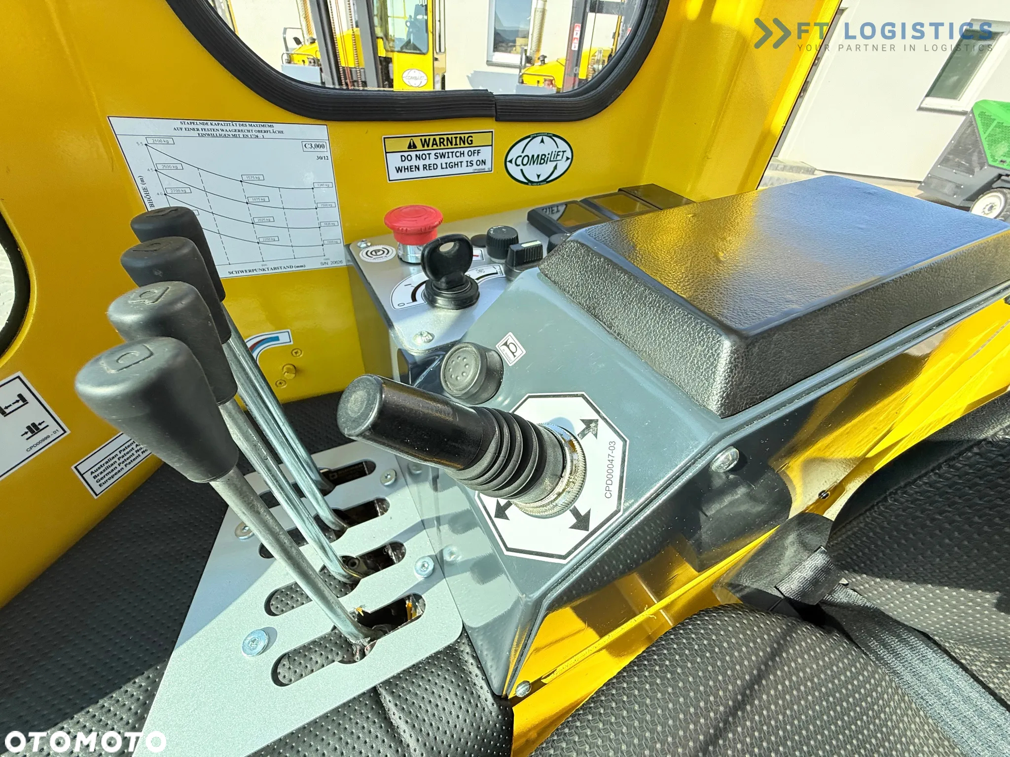 Combilift C3000 / GAS / TRIPLEX - 4900MM / JEDYNE 1537 MTH / POZYCJONER WIDEŁ / KABINA / JAK NOWY - 17