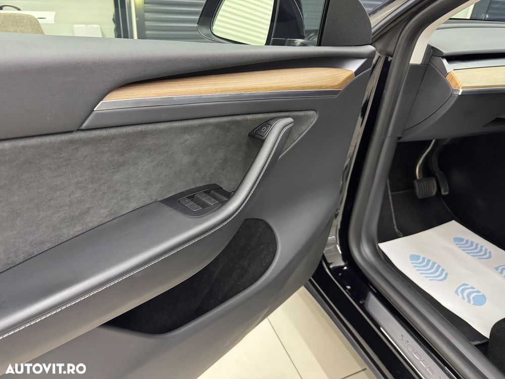 Tesla Model Y Long Range Dual Motor AWD - 21