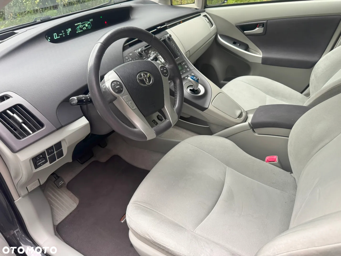 Toyota Prius (Hybrid) - 11