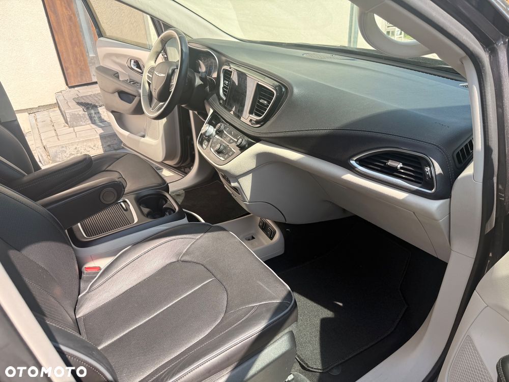 Chrysler Pacifica - 16