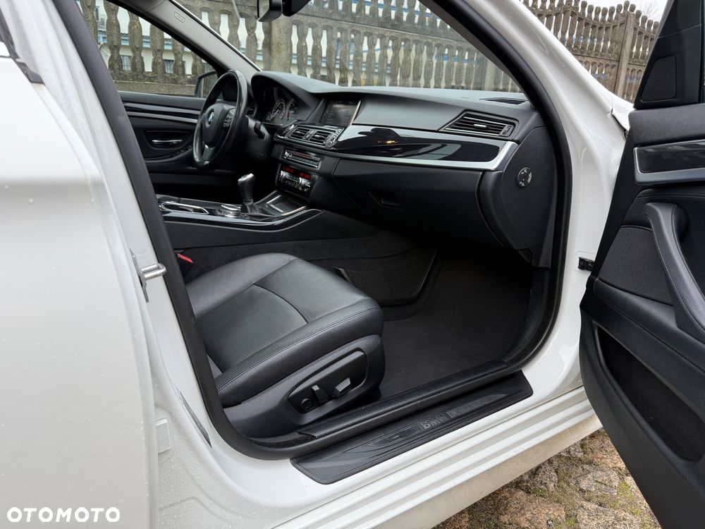 BMW Seria 5 525d - 28
