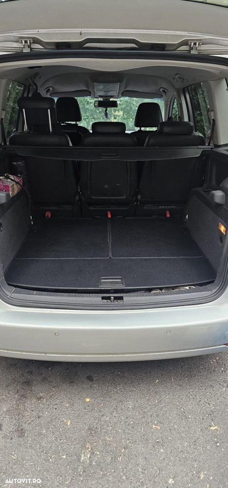 Volkswagen Touran - 11