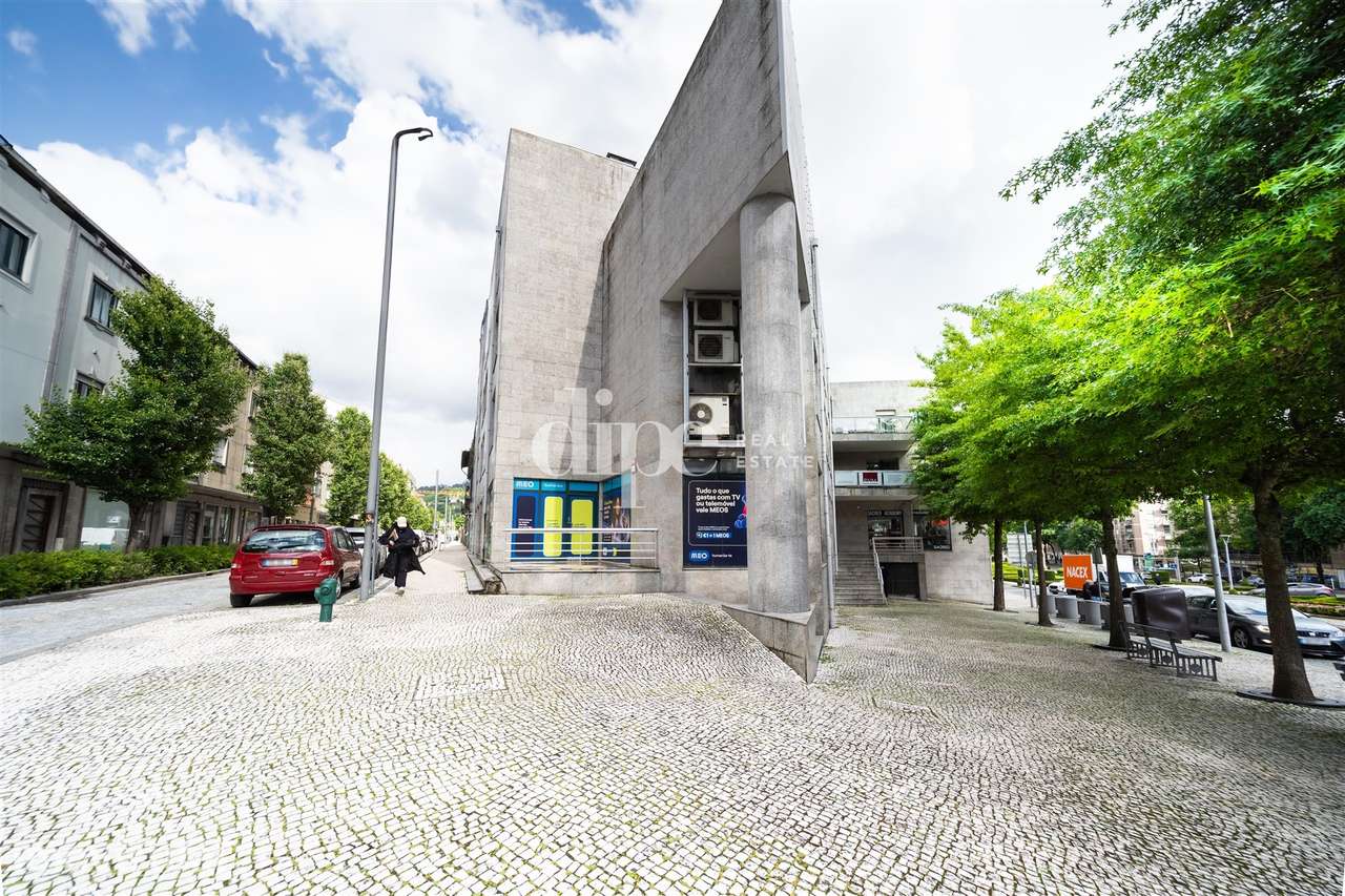 Loja com 94m2 para arrendamento no centro histórico de Guimarães - Grande imagem: 3/19