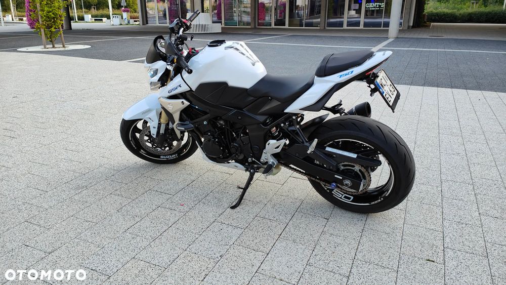 Suzuki GSR - 9