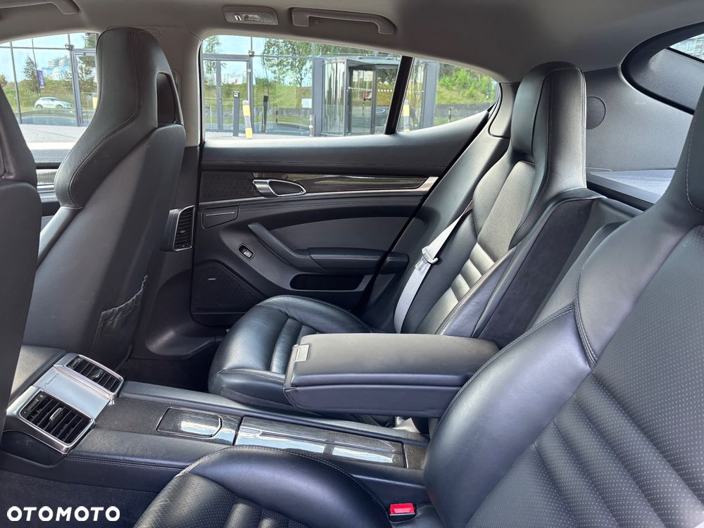 Porsche Panamera 4S - 33