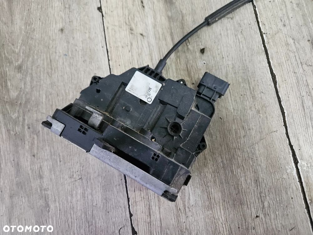 Zamek drzwi lewy przód przedni OPEL MERIVA B 2012r Europa 6 pin 13128231 - 2