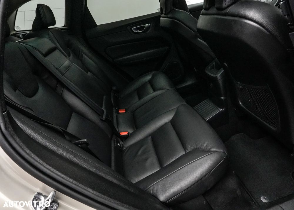 Volvo XC 60 T8 Twin Engine AWD Momentum Pro - 17