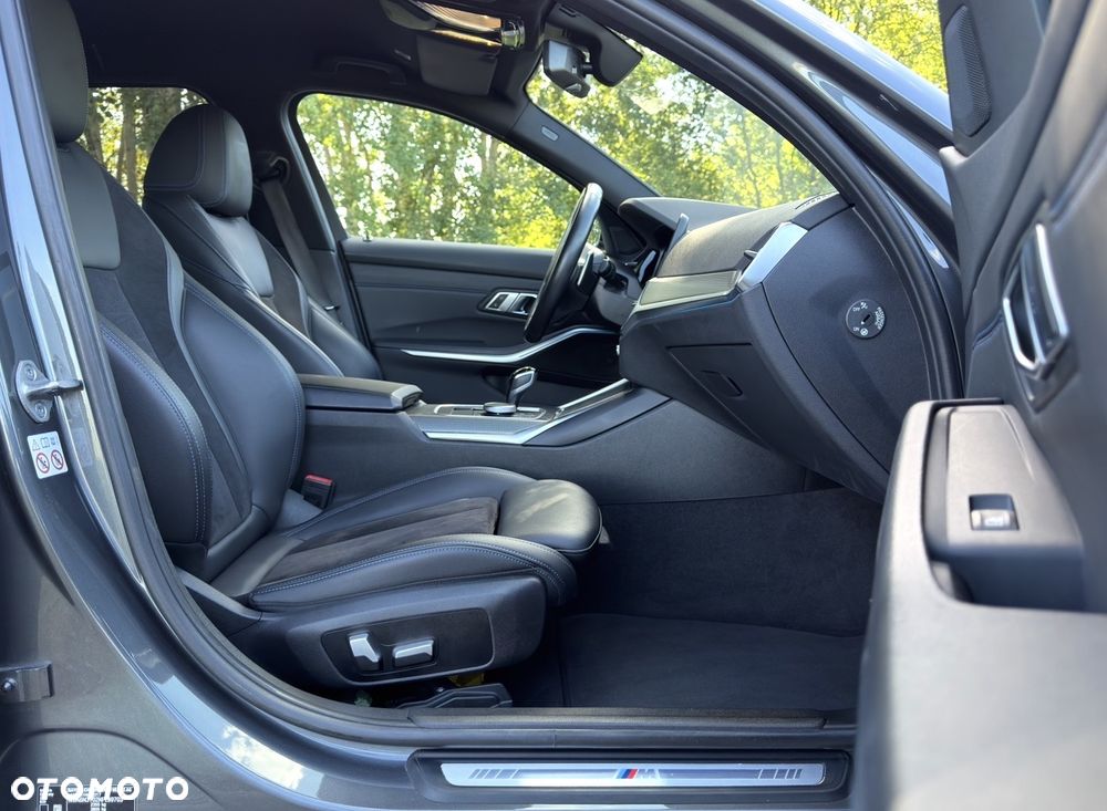 BMW Seria 3 330e M Sport - 32