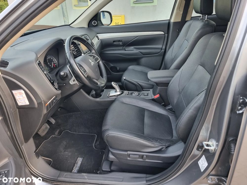 Mitsubishi Outlander Instyle NAVI + - 15