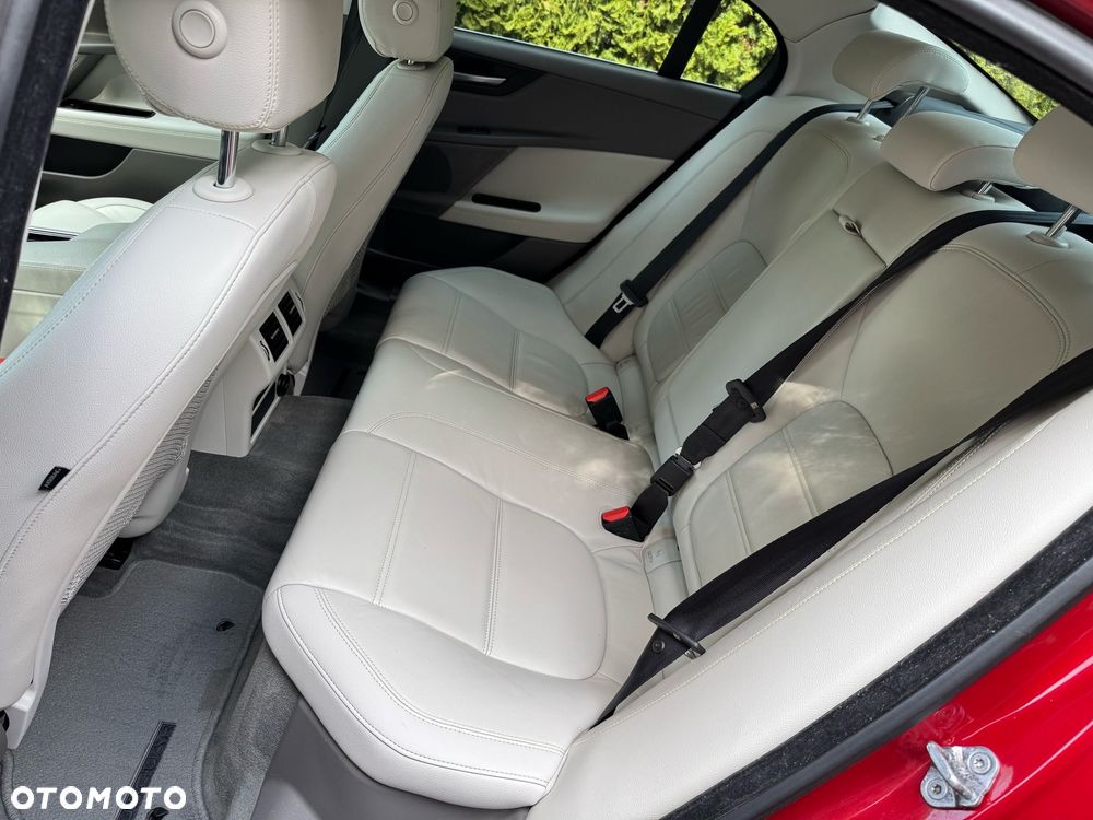Jaguar XE ver-2-0-d-awd-portfolio - 14