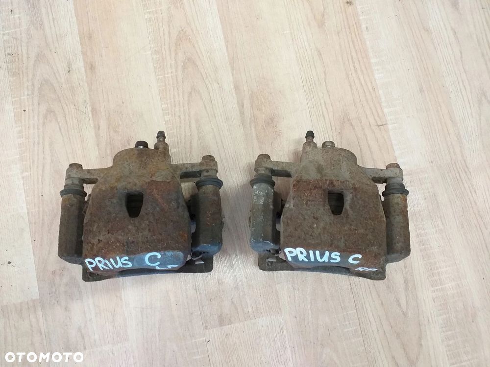 Toyota Prius C AQUA zacisk przód PRAWY jarzmo - 2