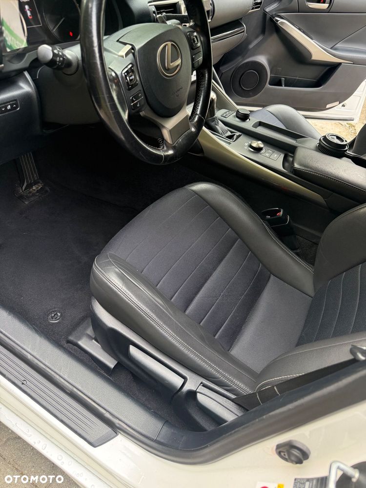 Lexus IS 300h Business Edition - 33