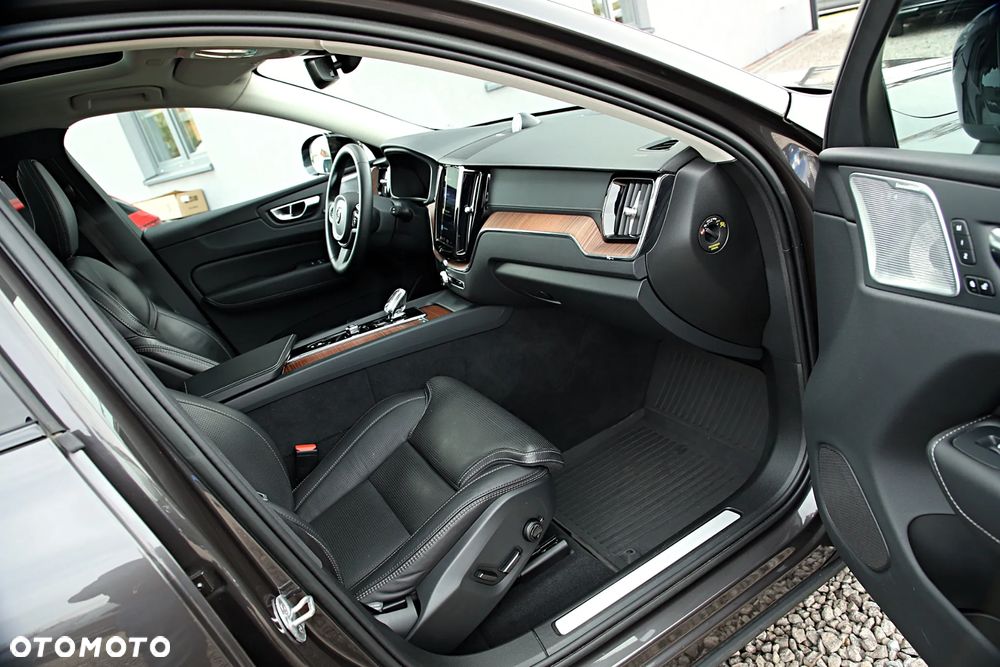 Volvo XC 60 T8 Plug-In Hybrid AWD Ultimate Dark - 25