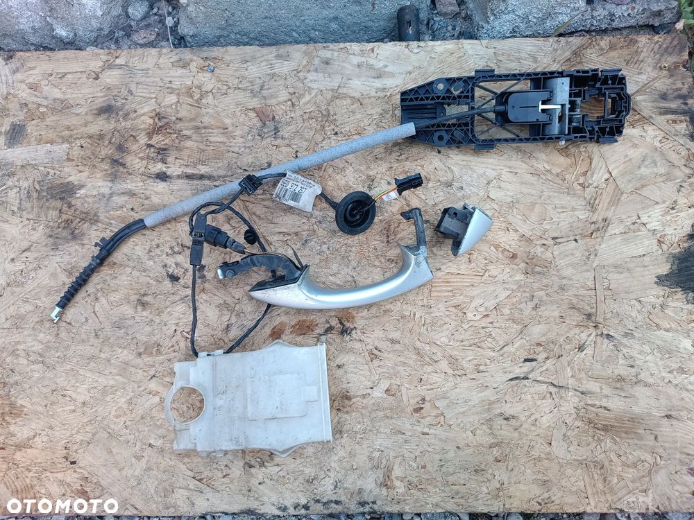 KLAMKA  PRAWY PRZÓD KEYLESS SKODA OCTAVIA III 2015 SREBRNA  EUROPA - 1