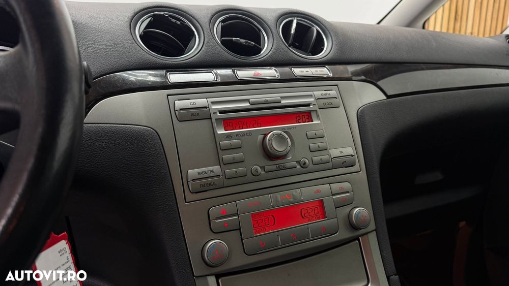 Ford Galaxy 2.0 Ghia - 21