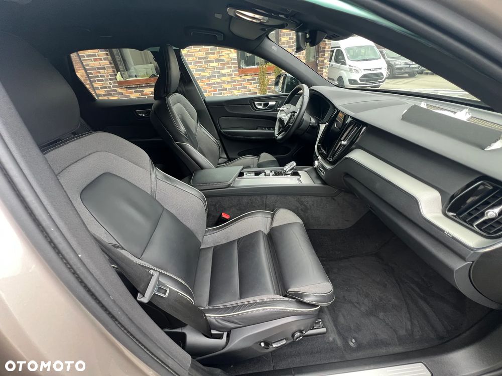 Volvo XC 60 B4 D AWD Plus Dark - 10