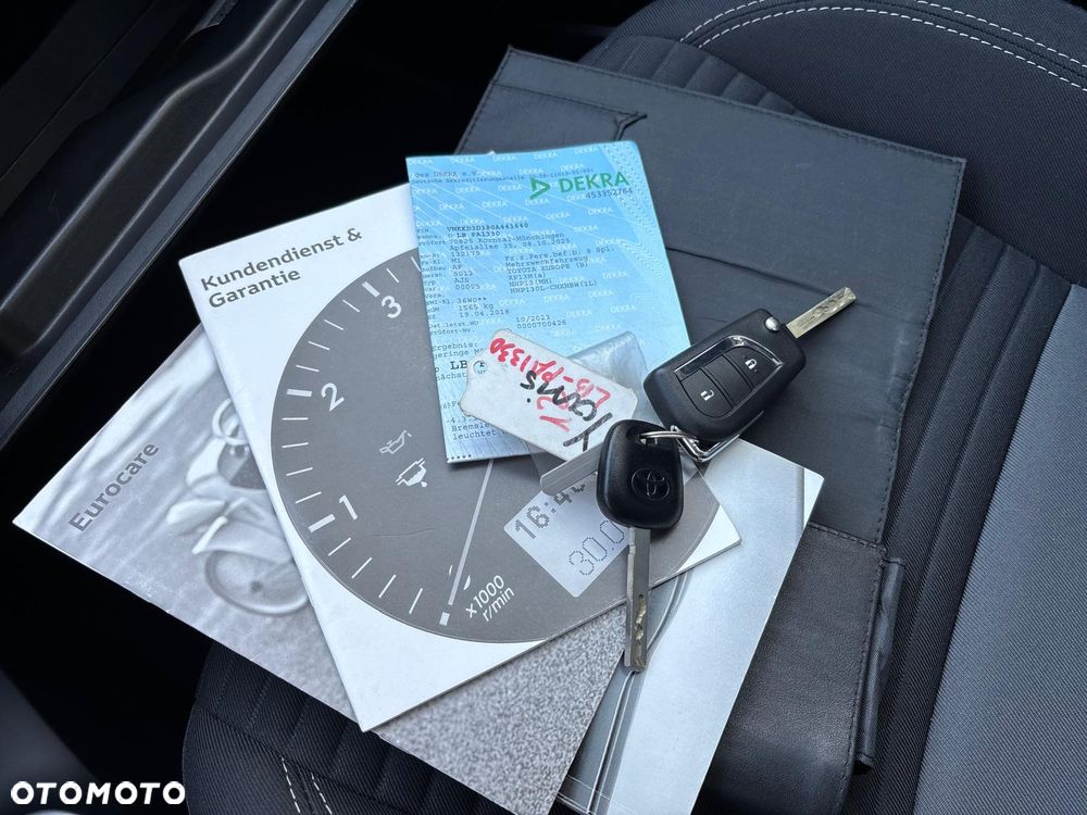 Toyota Yaris Hybrid 100 Premium - 32