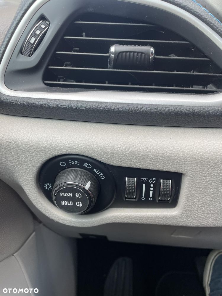 Chrysler Pacifica - 16