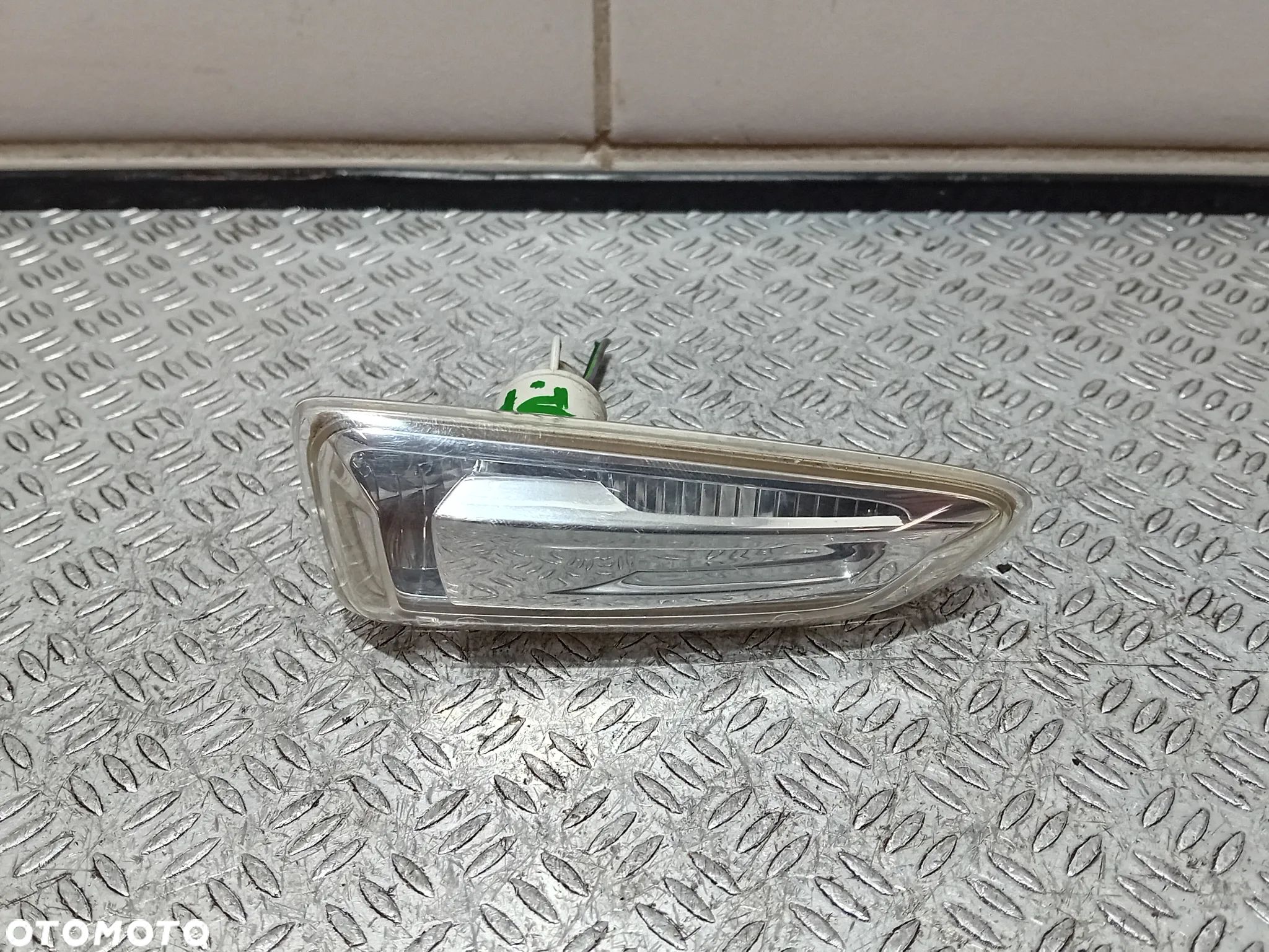 kierunkowskaz w błotnik prawy przód Opel Astra IV 13273104 - 1