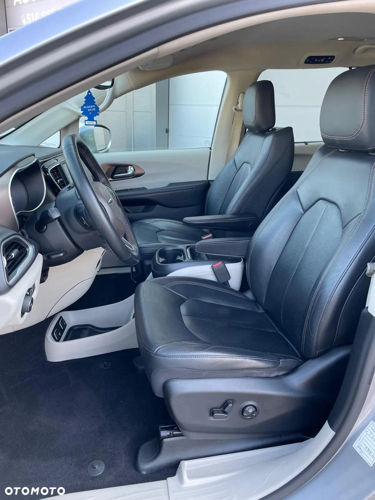 Chrysler Pacifica - 12