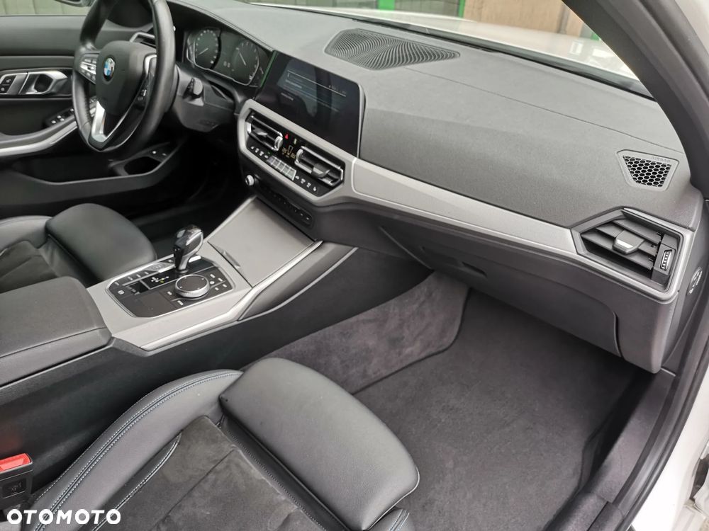 BMW Seria 3 330e PHEV sport - 11