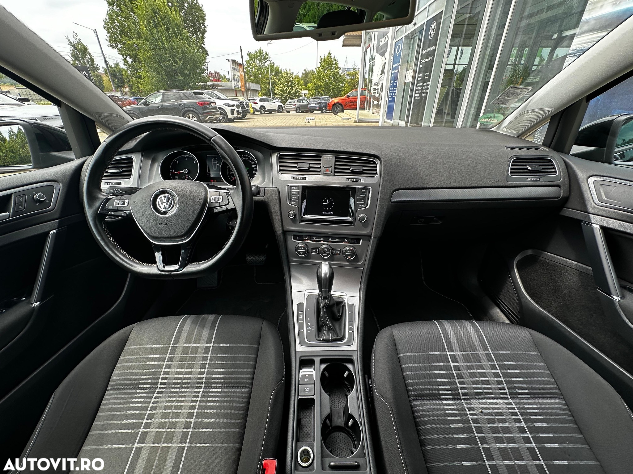 Volkswagen Golf 1.6 TDI BlueMotion Technology DSG Lounge - 23