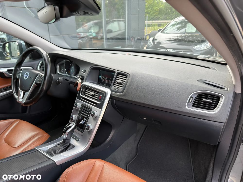 Volvo V60 D6 AWD Plug-in Hybrid R-Design Momentum - 26