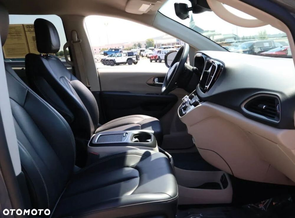Chrysler Pacifica - 12