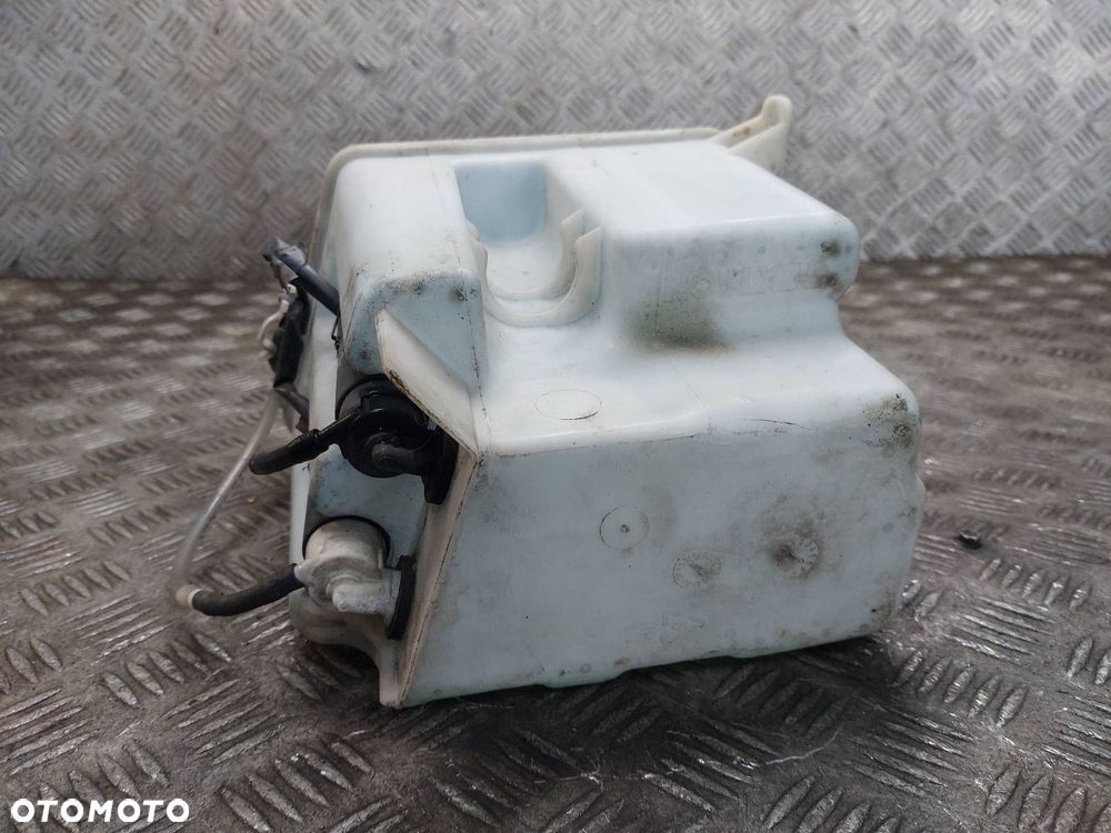 ZBIORNICZEK PŁYNU SPRYSKIWACZY TOYOTA AVENSIS T25 - 4