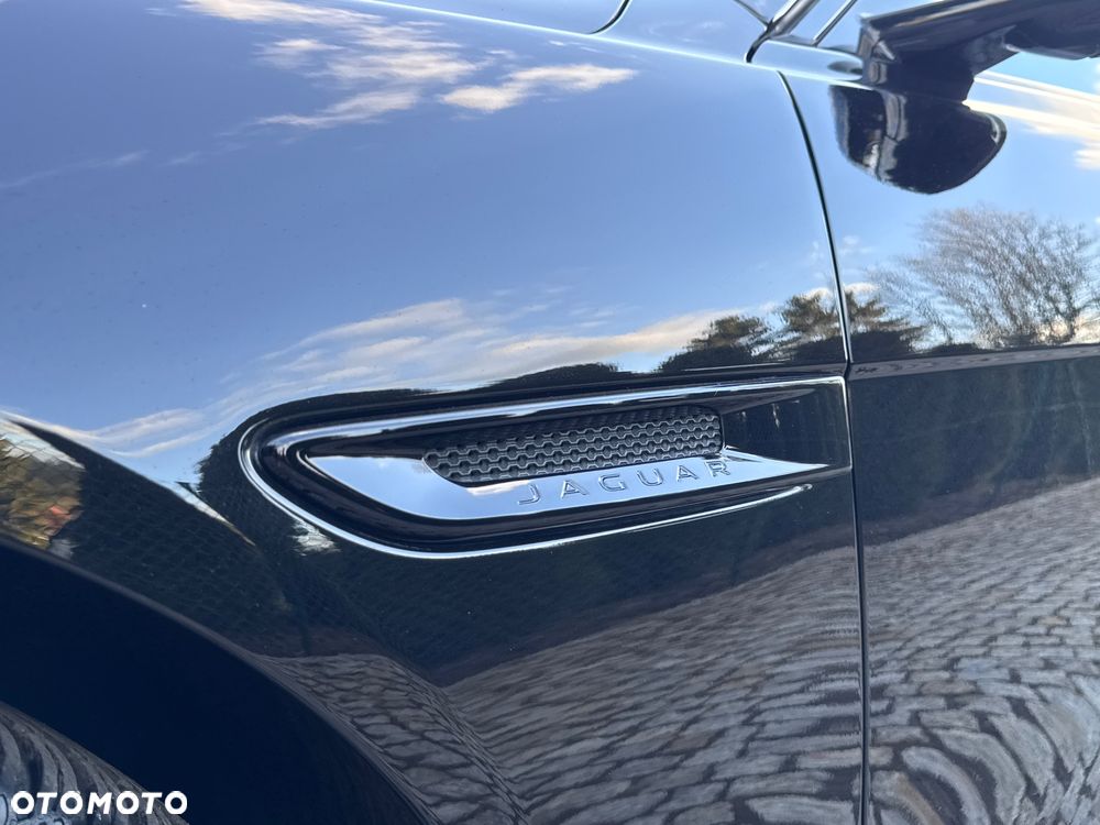 Jaguar XE 2.0 D180 AWD R-Dynamic HSE - 25