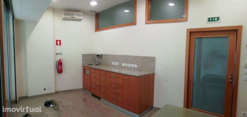 ALUGO LOJA R/CH VIRADA RUA  90,41M2 - PORTO - Grande imagem: 2/17