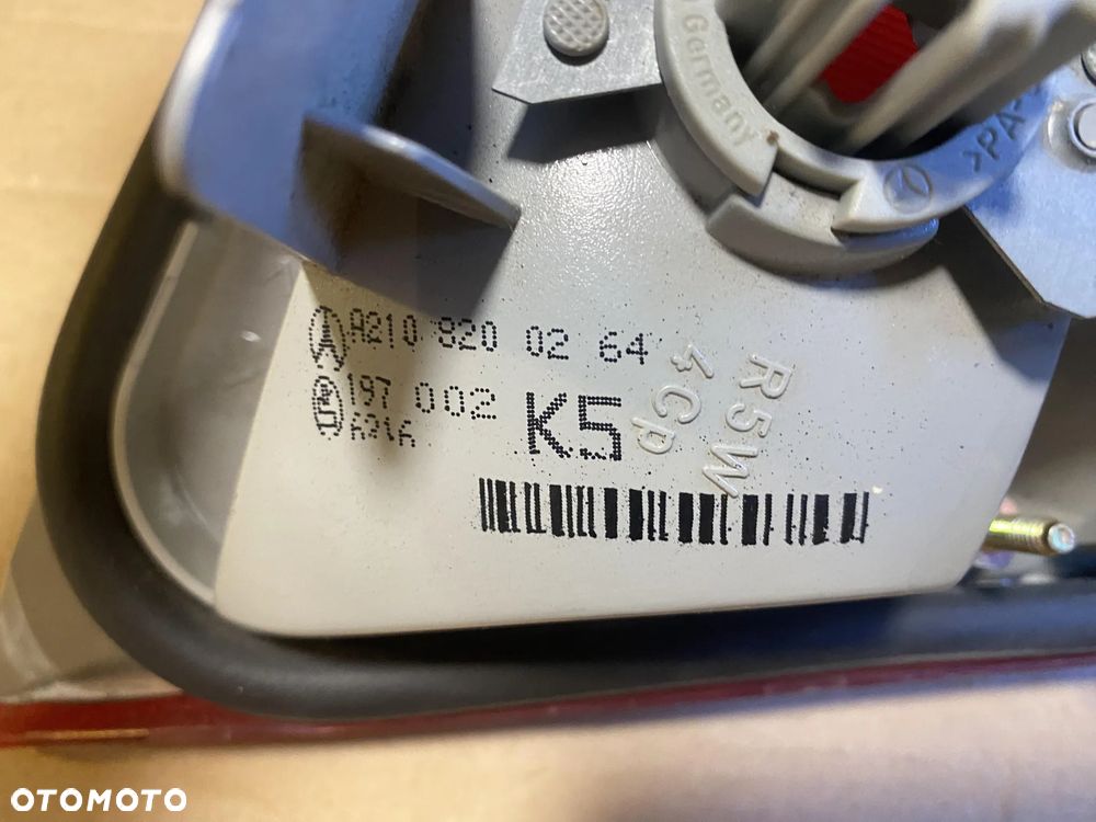 Lampa Mercedes E-Klasa W210 sedan prawa OE - 4