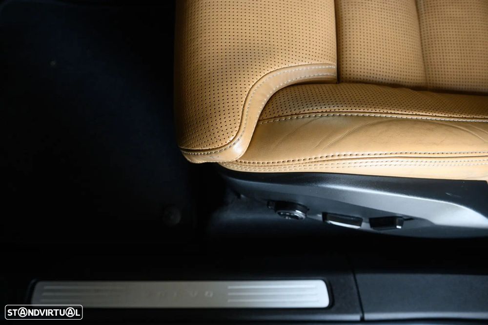 Volvo XC 60 2.0 D4 Inscription AWD Geartronic - 25