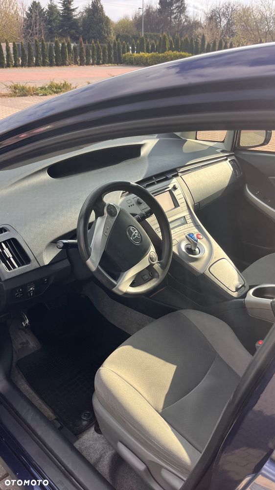 Toyota Prius (Hybrid) - 17