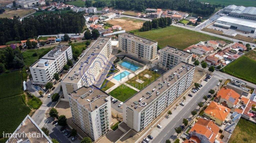 Apartamento T3 como novo, com 2 lugares de garagem e arrecadação — Pát - Grande imagem: 2/29
