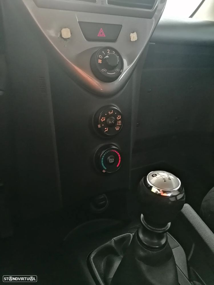 Toyota iQ 1.0 VVT-i Essential+AC - 17
