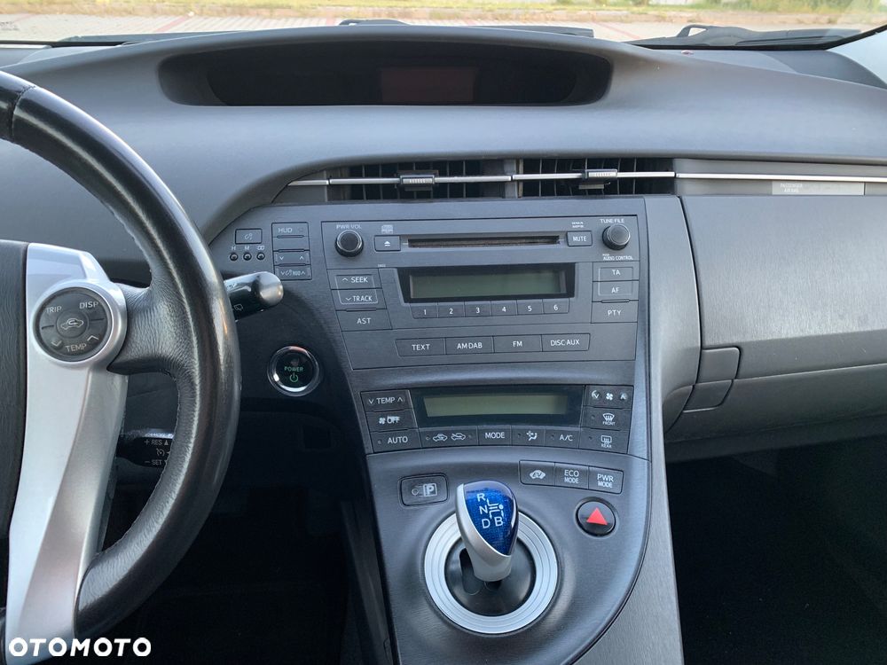 Toyota Prius (Hybrid) Life - 18