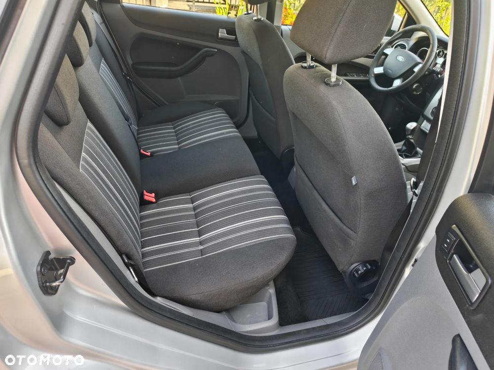 Ford Focus 1.6 Ambiente - 12
