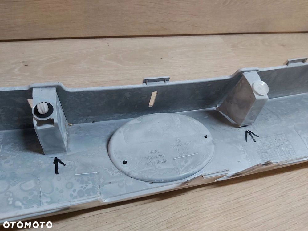 Toyota C-HR CHR spoiler blenda klapy tył listwa emblemat logo 76811-F4010 - 7