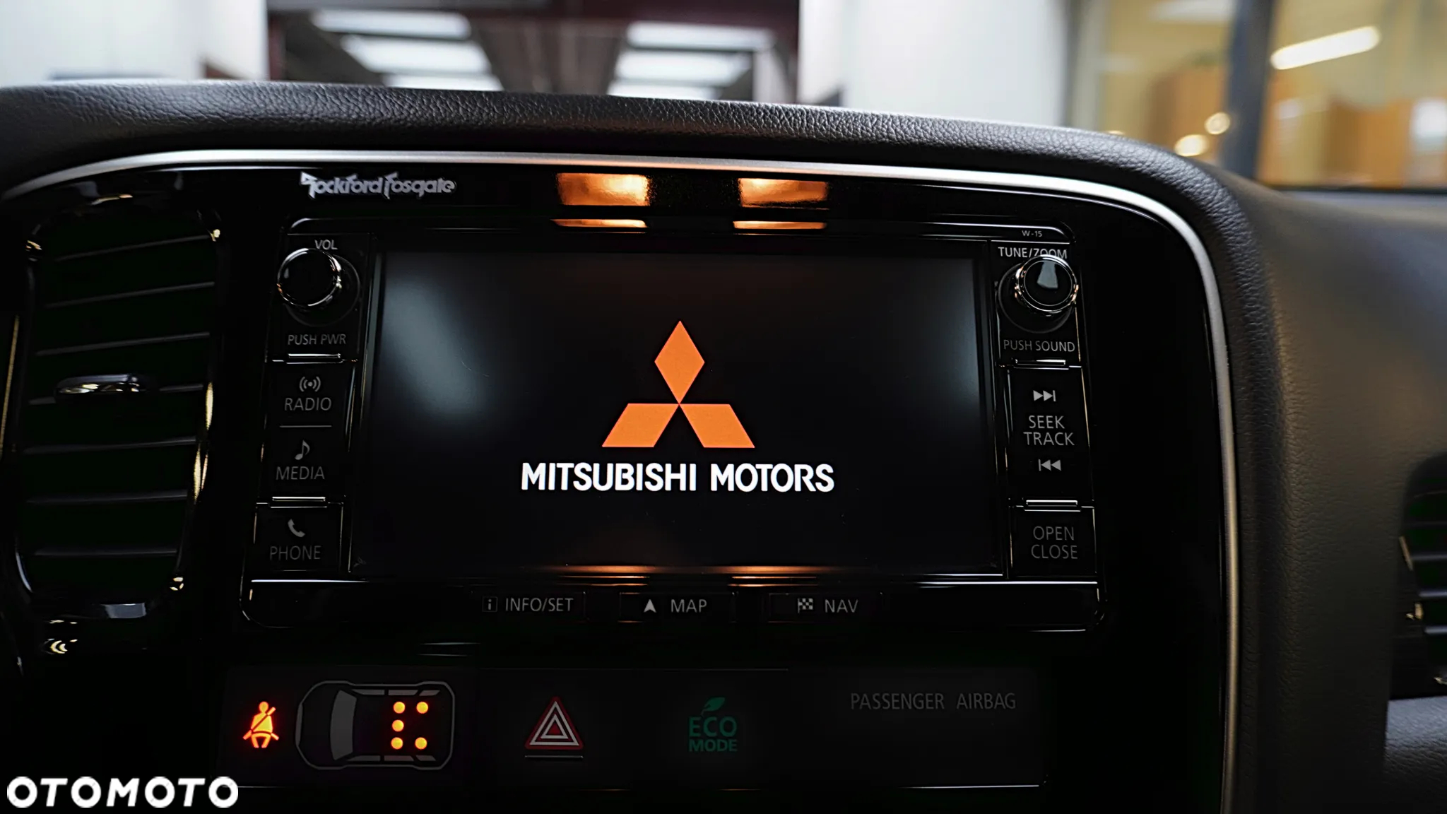 Mitsubishi Outlander 2.0 Intense + Navi 4WD CVT - 23