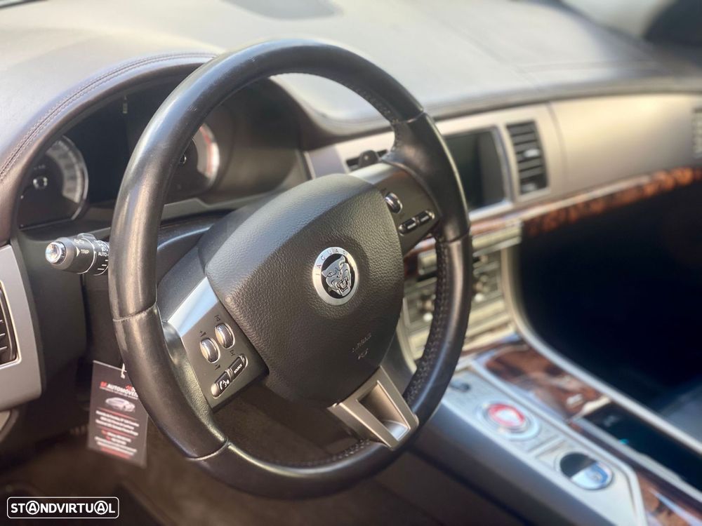 Jaguar XF 2.7 D V6 Premium Luxury - 14