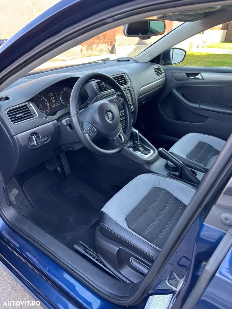 Volkswagen Jetta 2.0 TDI DSG Highline - 2