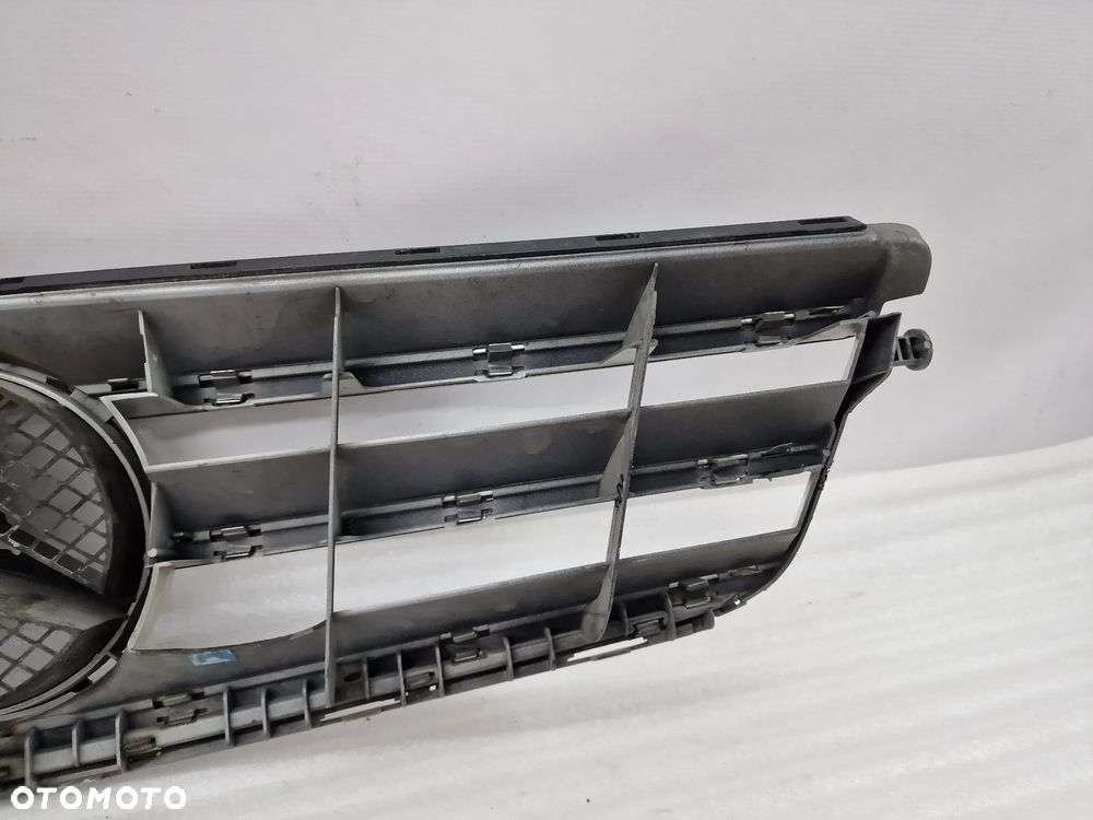 MERCEDES W204 C-KLASSA LIFT 11- ATRAPA / GRILL PRZEDNI PRZÓD , NR A2048800023 , NR AUKCJI GL144 - 13