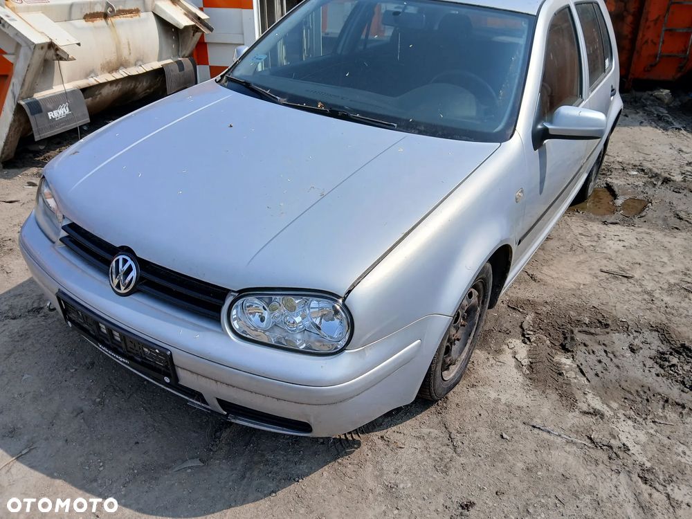 volkswagen golf IV 5D fotel fotele kanapa deska kokpit podsufitka boczek boczki klamka podłokietnik