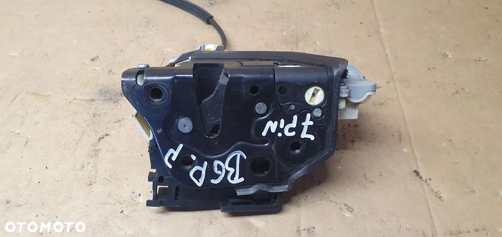 Zamek drzwi prawy przód przedni VW Passat B6 3C1837016A - 2